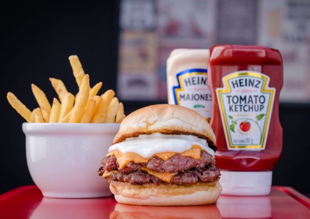 Hambúrguer com batata frita e molhos no Festival Nacional de Hambúrguer