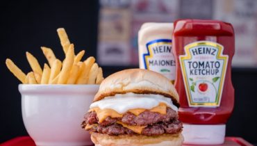 Hambúrguer com batata frita e molhos no Festival Nacional de Hambúrguer