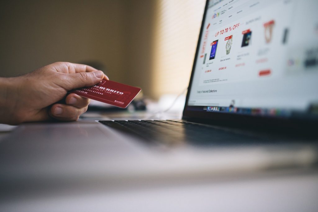 Na imagem, um cartão de crédito e um notebook representando o e-commerce