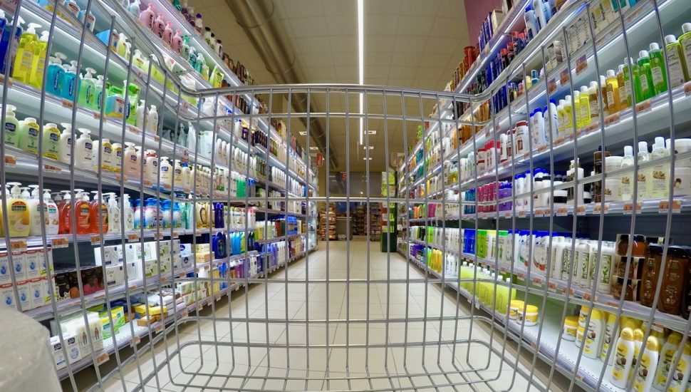 supermercado de Curitiba faz saldão de produtos