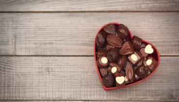 Com vendas por e-commerce, redes de supermercados apostam em variedades de chocolates. Veja as ofertas!