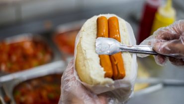 Dia do cachorro quente: veja receitas tradicional, de forno ou vegano