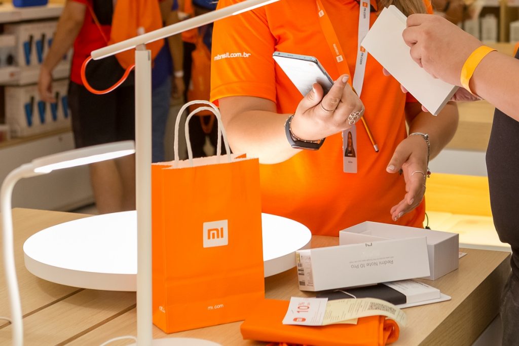 Xiaomi abre primeira loja física em Curitiba e faz promoção de celular com mais de 30%