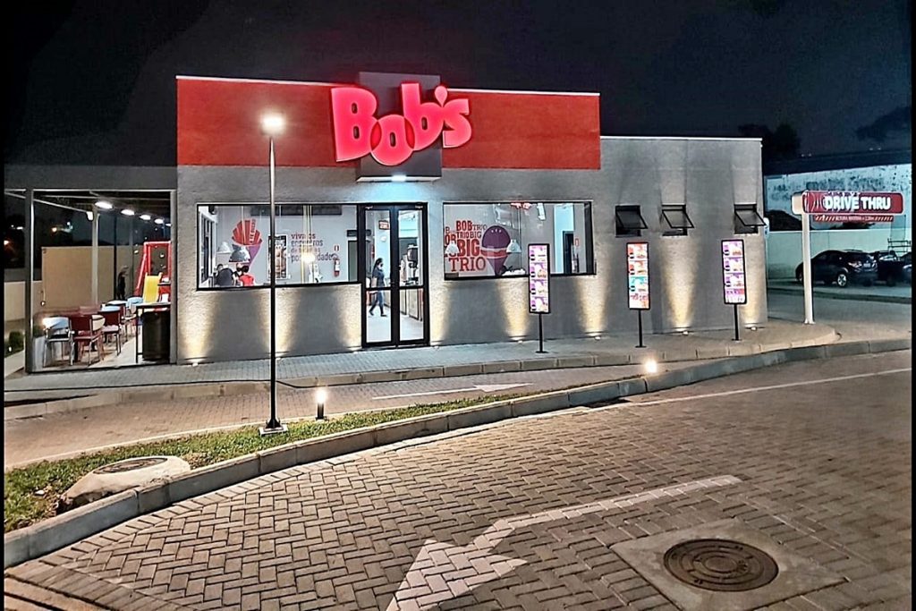 Rede de fast food Bob's inaugura drive-thru em Curitiba