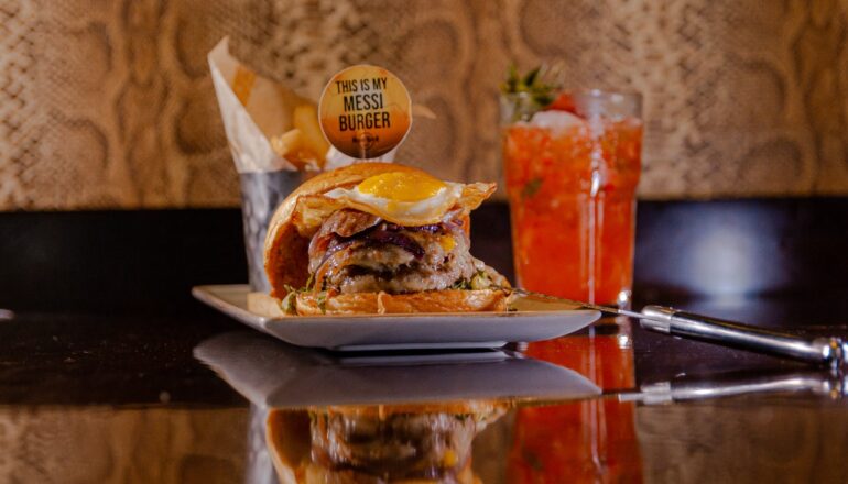 Hard Rock Cafe lança, em Curitiba, o Messi Burger criado pelo próprio jogador