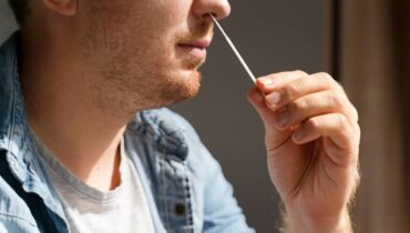 Rede de farmácia em Curitiba inicia venda do primeiro autoteste para covid-19 no Paraná