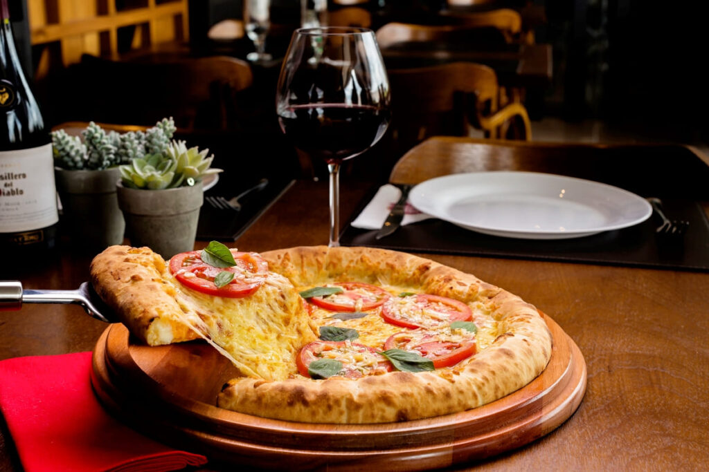 Maior rede de pizzarias do Brasil comemora Dia da Pizza com desconto em "combo premium"