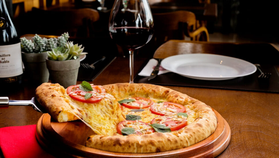 Maior rede de pizzarias do Brasil comemora Dia da Pizza com desconto em "combo premium"