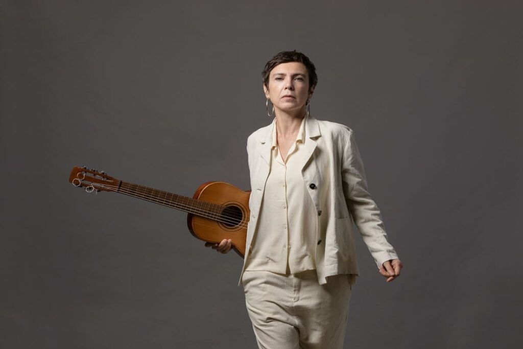 Adriana Calcanhotto chega à Curitiba nesta sexta-feira (29) com show "Voz e Violão"