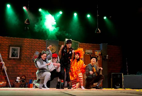 Peça teatral Rádio Saltimbancos, no Teatro Guaíra. Foto: Chico Nogueira/Divulgação