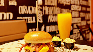 Hambúrguer artesanal: Conheça o La Brasa Bacacheri, o novo parceiro da Confraria041