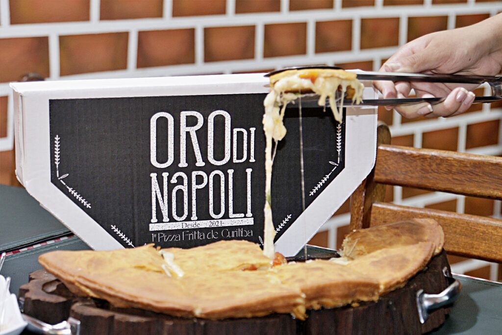 Conheça a Oro Di Napoli, a primeira pizza frita de Curitiba; tem confraria em dobro