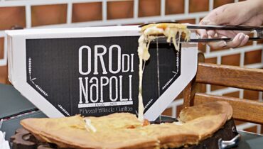 Conheça a Oro Di Napoli, a primeira pizza frita de Curitiba; tem confraria em dobro