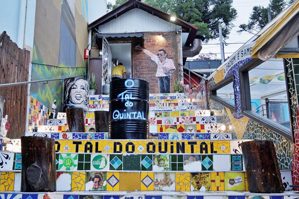 Samba no pé e bolinho de feijoada; conheça O Tal do Quintal