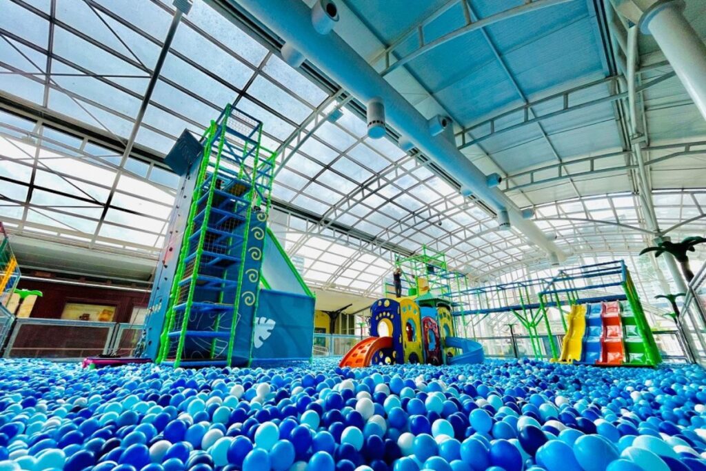 Férias em família: shopping de Curitiba inaugura parque com tirolesa de oito metros e paredão de escalada