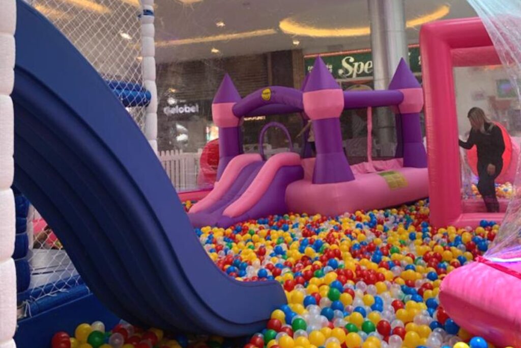Shopping de Curitiba tem porco inflável gigante com bolinhas, escorregador e cama elástica