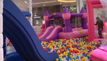 Shopping de Curitiba tem porco inflável gigante com bolinhas, escorregador e cama elástica