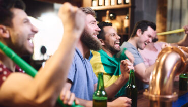 Bar de Curitiba promete 400 chopes de graça se Athletico se classificar nesta quarta-feira