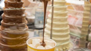 Conheça três lugares para comer fondue de chocolate em Curitiba