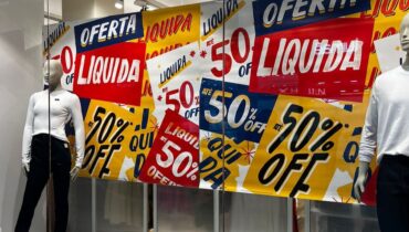 Lojas de shopping de Curitiba fazem liquidação de inverno com até 70% de desconto