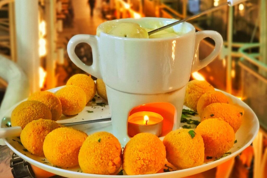 Rua 24 Horas de Curitiba tem cardápio de inverno com barreado, fondue de coxinha e outras delícias