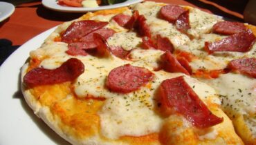 Receita simples e fácil para preparar uma pizza saborosa em casa