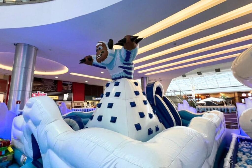 "Férias Congelantes: Shopping de Curitiba traz Parque Infantil Rainbow Beez Neve