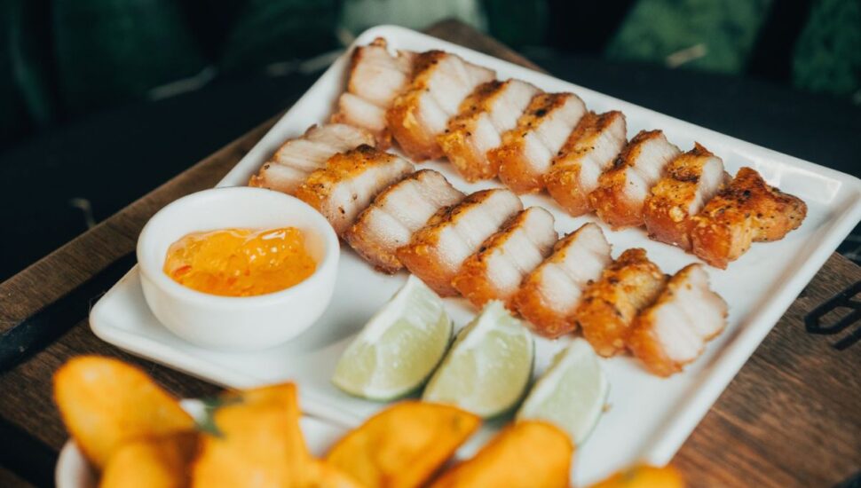 Bar recém inaugurado em Curitiba conta com cardápio variado de preparos na parrilla