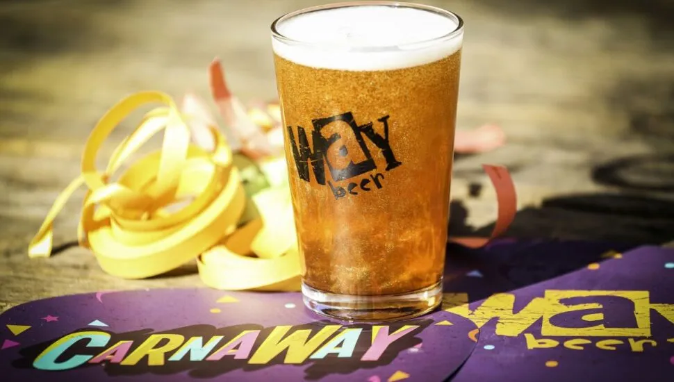 Cerveja com glitter é a nova aposta de cervejaria curitibana para este Carnaval