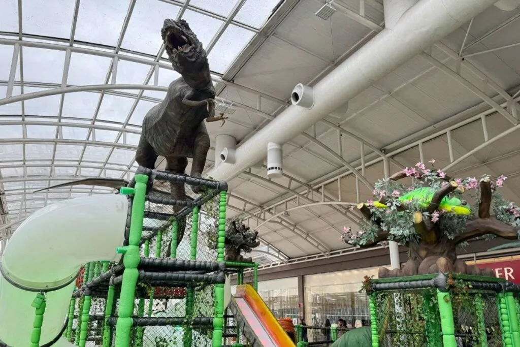 Shopping de Curitiba inaugura Jurassic Kids com réplicas de dinossauros e T-Rex