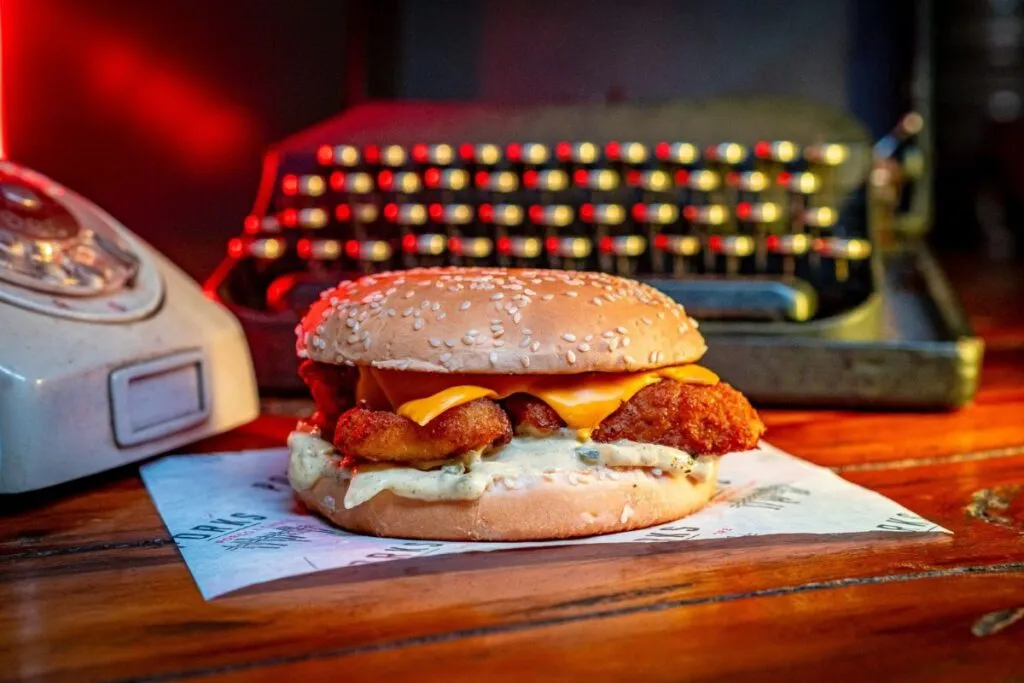 Rede especializada em carne de porco lança hambúrguer de tilápia