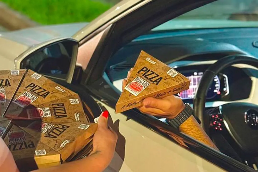 Pizzaria dá pizza grátis durante congestionamento