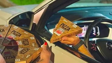 Pizzaria dá pizza grátis durante congestionamento