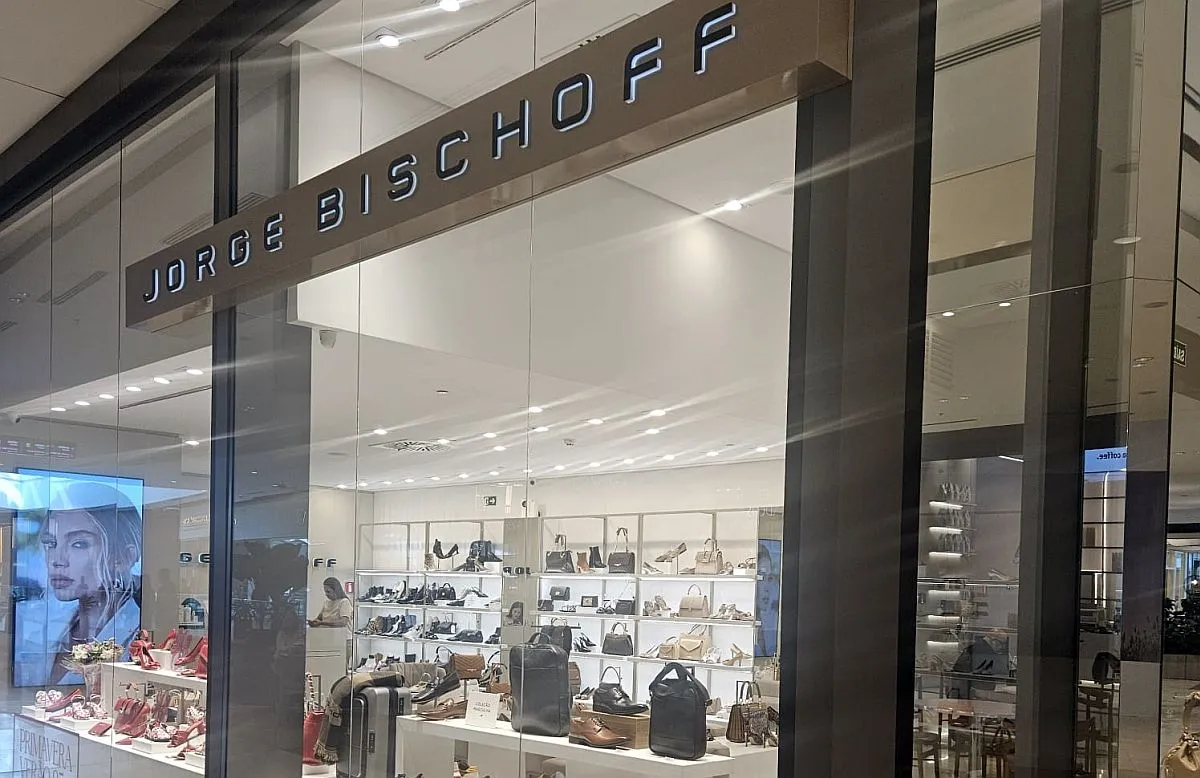 Vitrine de loja Jorge Bischoff com sapatos e bolsas