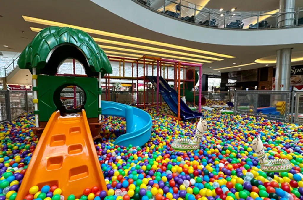 Imagem mostra brinquedo em Shopping Estação com piscina de bolinhas e escorregador