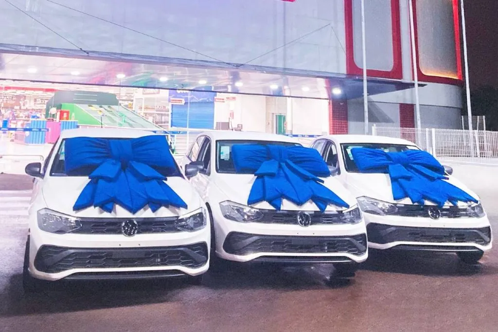 Imagem mostra três carros em frente a um supermercado em Curitiba