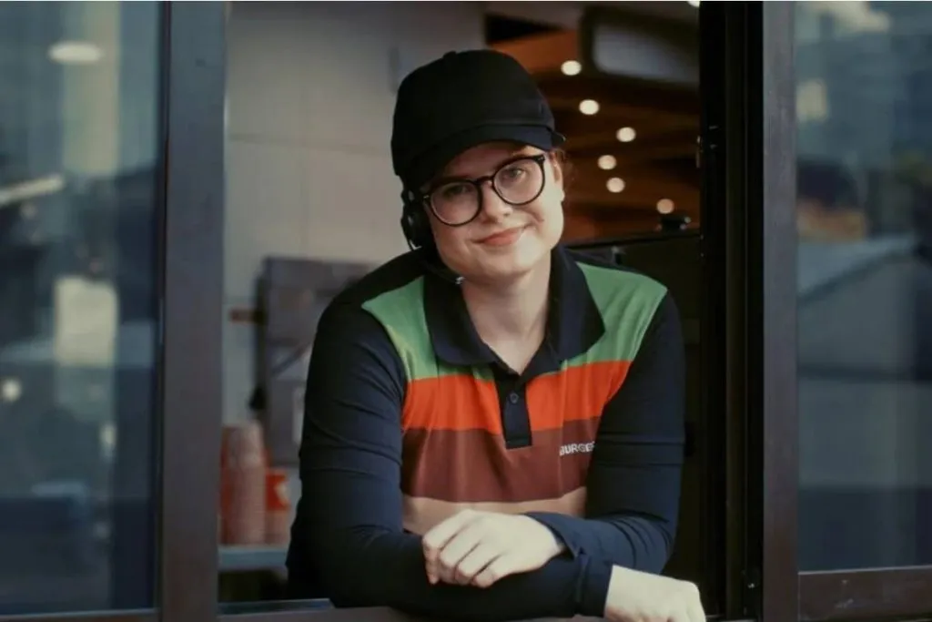 Imagem mostra uma atendente do Burger King.