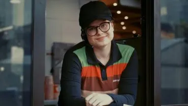 Imagem mostra uma atendente do Burger King.
