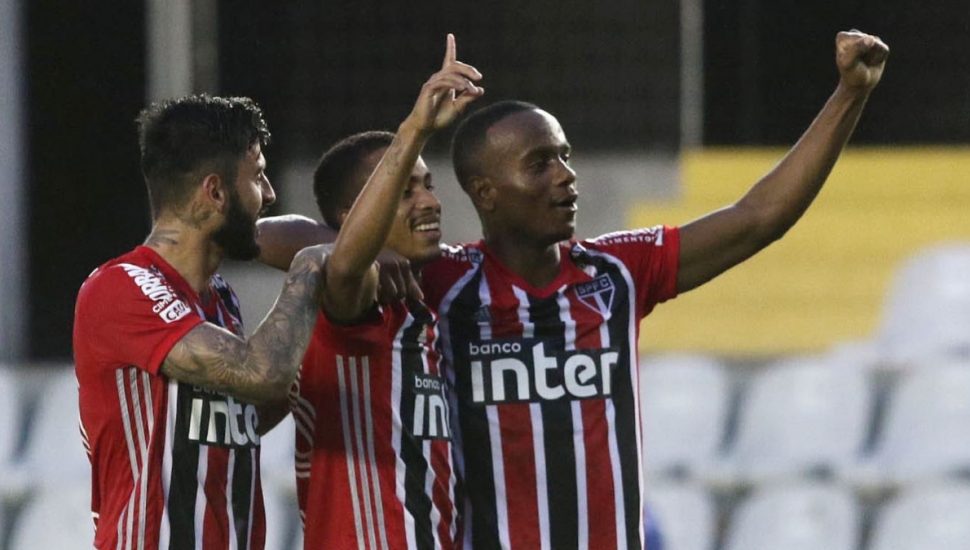 Torcida pede para São Paulo entregar o jogo