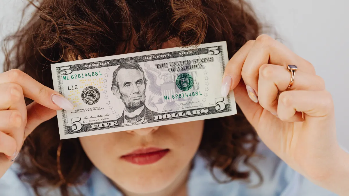 Vale a pena investir em dólar por meio de um fundo cambial?