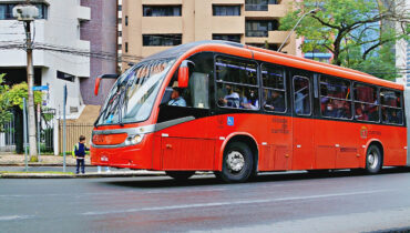 Podcast Próxima Parada: Pizza dentro de ônibus lotado em Curitiba e a chance da vida. Ouça!