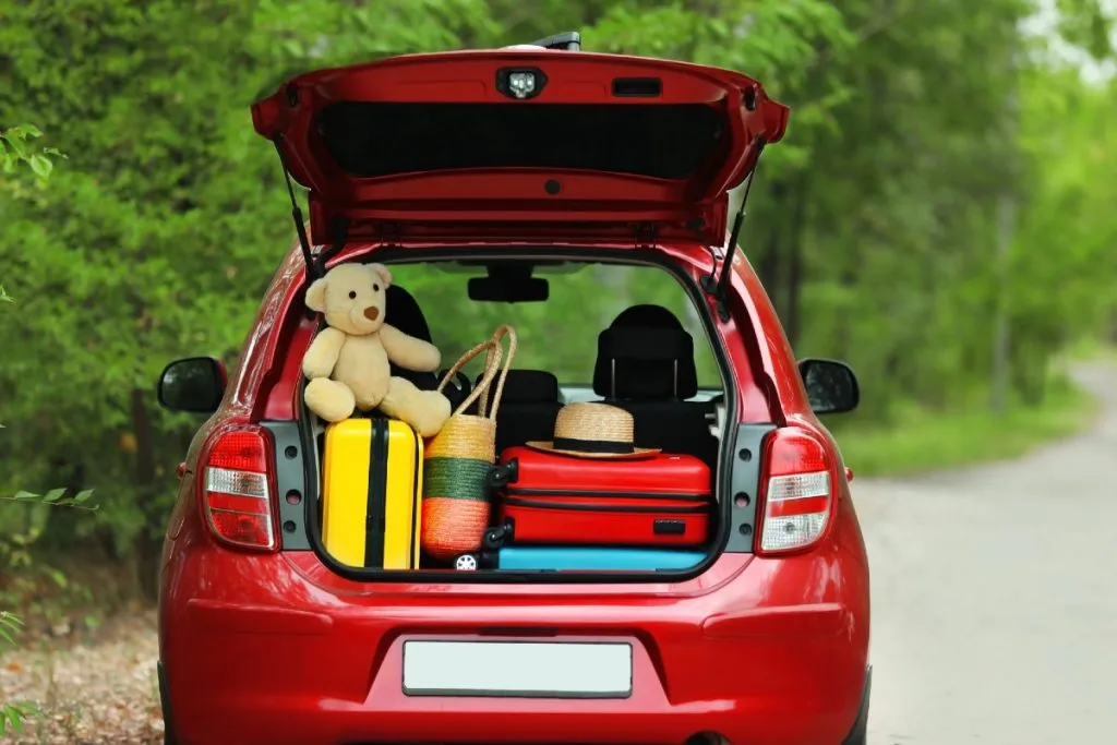 Carro carregado com bagagem de férias