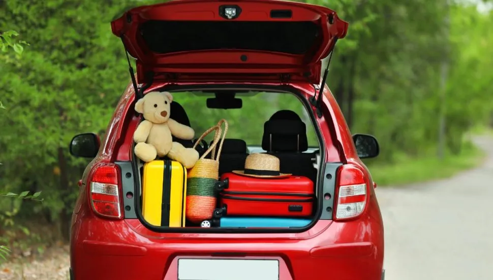Carro carregado com bagagem de férias
