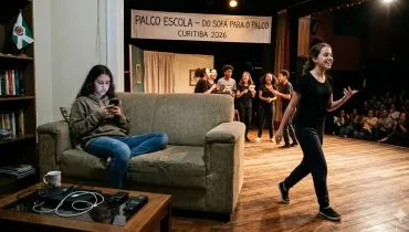 Imagem apresenta uma mescla de ambientes em que existe uma jovem sentada no sofá dentro de casa e ao lado uma jovem que fala em um palco de teatro.