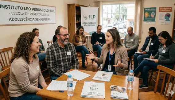 Imagem mostra reunião de pais e responsáveis para conversar sobre o tema: Adolescência sem guerra