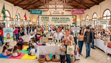 A imagem mostra uma feira social repleta de variedades de produtos e ONGs.