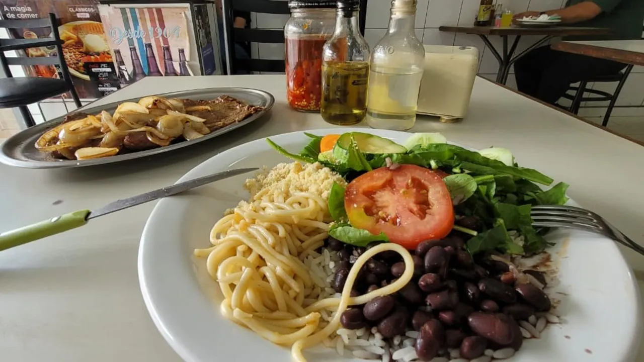 Sorrisos, sabor e precinho; restaurante em Curitiba é achado delicioso