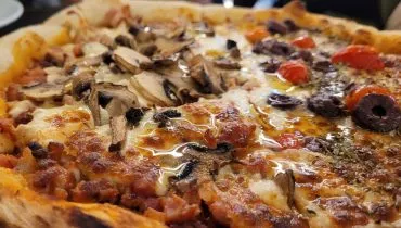 Pizza de fermentação natural da Pantucci, em Curitiba.