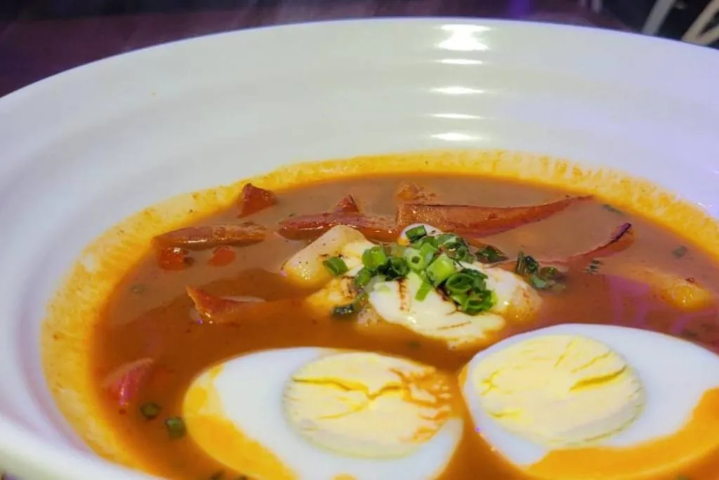 Lámen é cozido por 15 horas e por isso tem um sabor umami muito forte.