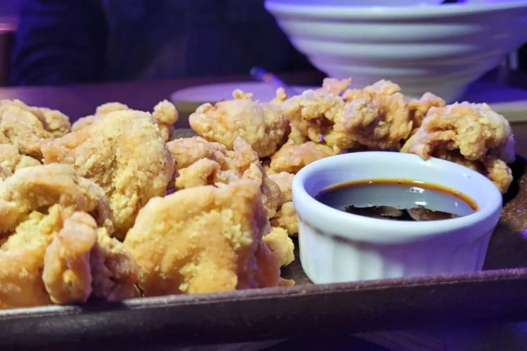 K-Pop: pedacinhos de frango empanado e frito, servidos num molho de tarê - feito com açúcar a shoyu.